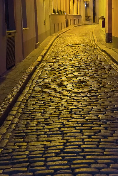 Night view of cobblestone street in the old town, Riga, Latvia Date: 30-07-2019