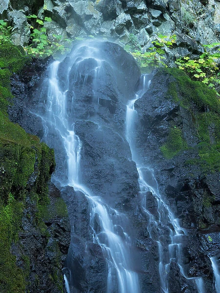 Oregon, Columbia River Gorge National Scenic Area, Cabin Creek Falls Date: 28-10-2020