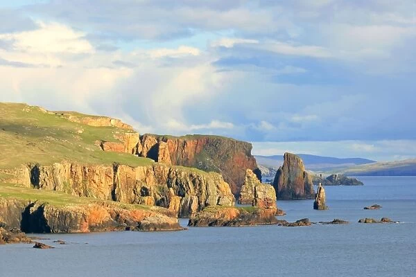 Rock formations steep cliffs and rock formations Stoura Pund near Hillswick Northmavine, North Island, Shetland Isles, Scotland, UK