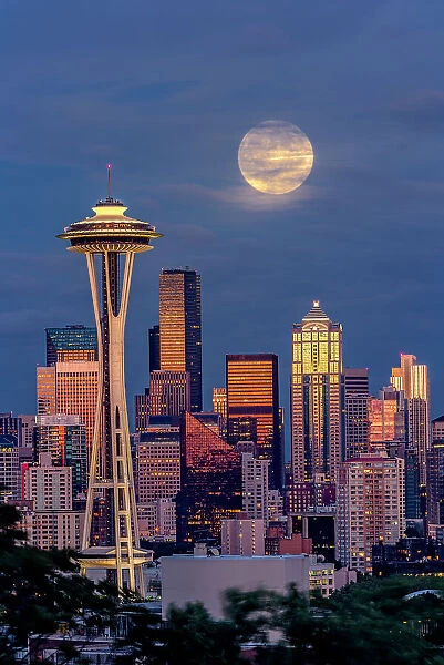 Seattle skyline and super moon at dusk, Seattle, Washington State Date: 22-06-2013