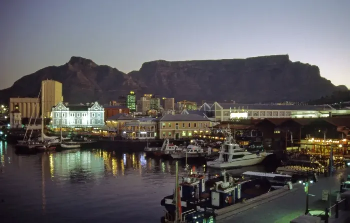 Framed Print : South Africa CRH 967 The Waterfront harbour development with Table Mountain in background - Cape Town © Chris Harvey / ardea. com Framed Print : South Africa CRH 967 The Waterfront harbour development with Table Mountain in background - Cape Town © Chris Harvey / ardea. com