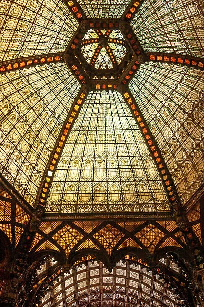 Stained glass ceiling inside Ferenciek Tere (Square of the Franciscans), an important public transport junction for the bus line and for the Budapest Metro. Budapest, Capital of Hungary, Europe Date: 28-06-2007