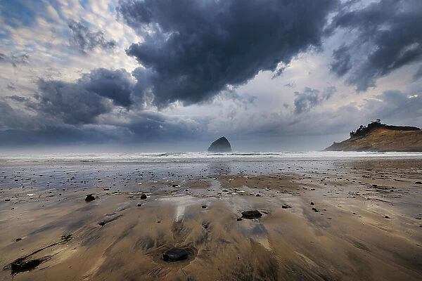 Storm clouds at low tide on beach at Cape Kiwanda in Pacific City, Oregon, USA Date: 20-10-2021
