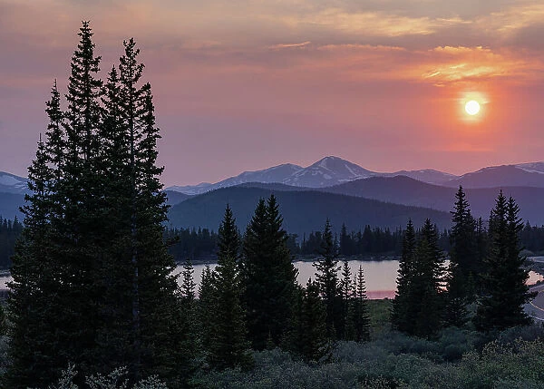 Sunset on Echo Lake, Mount Evans Scenic and Historic Byway, Colorado Date: 15-06-2021