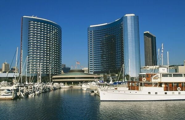 USA FG 11430 Marriot Hotel towers & Marina, San Diego, California. © Francois Gohier  /  ARDEA LONDON