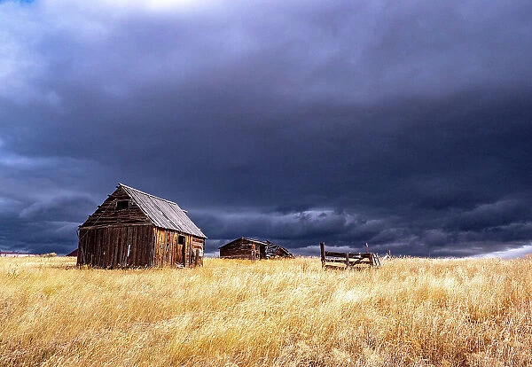 USA, Idaho, Highway 36, Liberty storm passing over old wooden barn Date: 26-09-2020
