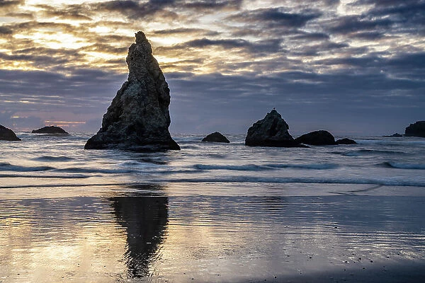 USA, Oregon, Bandon Beach. Pacific Ocean sea stacks at sunset. Date: 25-05-2021