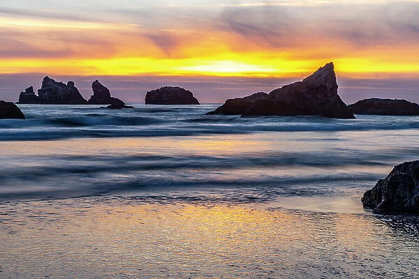 USA, Oregon, Bandon Beach. Pacific Ocean sea stacks at sunset. Date: 26-05-2021