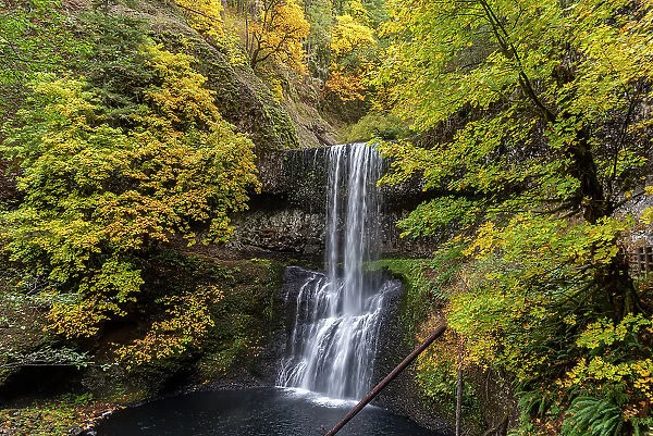 USA, Oregon, Silver Falls State Park. Lower South Falls waterfall landscape. Date: 18-10-2021