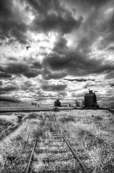 USA, Palouse Country, Washington State, old wooden silo and railroad tracks Date: 13-06-2011