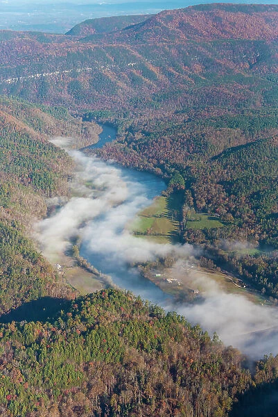 USA, Tennessee. Morning fog Hiwassee River, Blue Ridge fall color Date: 08-11-2020