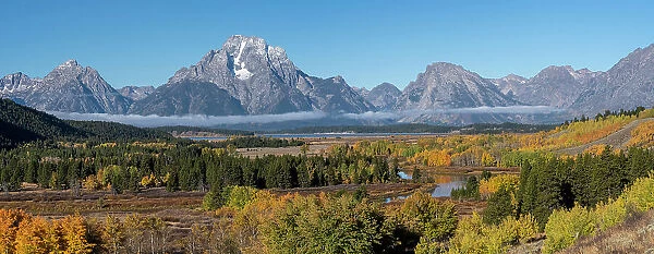 USA, Wyoming. Mount Moran and autumn aspens at the Oxbow, Grand Teton National Park. Date: 29-09-2020