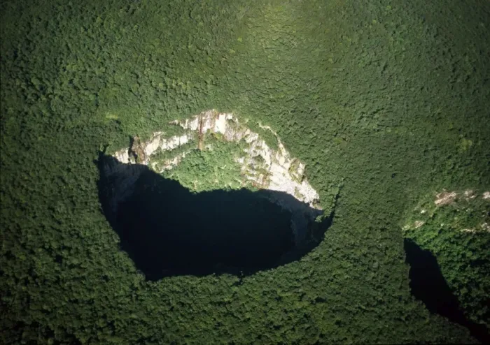 Framed Print : Venezuela - Sarisarinama sink hole in rainforest Venezuela, South America. AWA0202 Framed Print : Venezuela - Sarisarinama sink hole in rainforest Venezuela, South America. AWA0202