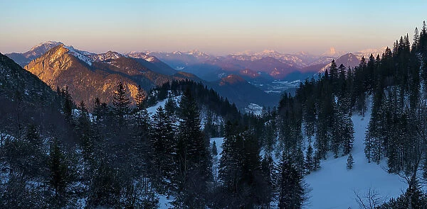 View towards Karwendel Mountains, Mt. Jochberg and Mt. Benediktenwand. View from Mt. Herzogstand near lake Walchensee during winter in the Bavarian Alps. Germany, Bavaria Date: 08-04-2021