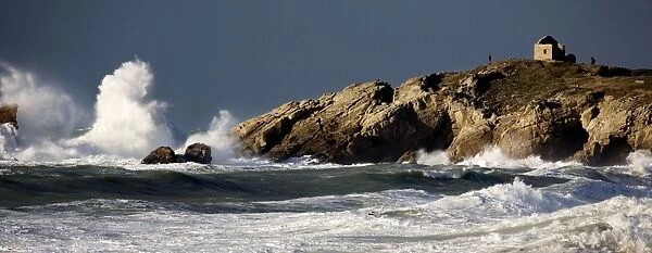 Waves crashing against rocky coastline - Cote-Sauvage - Brittany - France