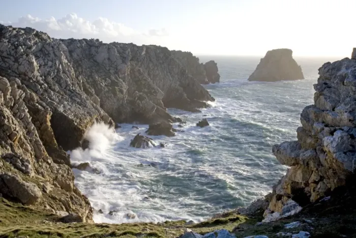 Framed Print : Waves crashing against rocky coastline - Pointe Pen Hir - Brittany - France