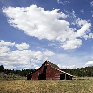 Barn & farmland. Ponderosa Ranch - Seneca - Oregon - USA