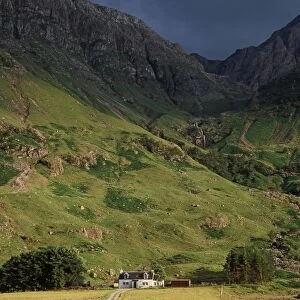 Croft at foot of Mountains - Glencoe - Highlands - UK LA001735