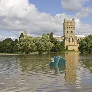Flooding - Tewkesbury Abbey inundated by unprecedented flooding of the Rivers Severn and Avon July 2007 Gloucestershire UK