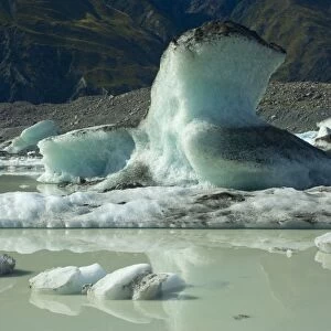 Icebergs thawing icebergs swimming in Tasman Glacier Lake Tasman Valley, Mount Cook National Park, South Island, New Zealand