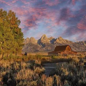 Moulton barn at sunrise and Teton Range, Grand Teton National Park, Wyoming Date: 30-09-2021 Moulton barn at sunrise and Teton Range, Grand Teton National Park, Wyoming Date: 30-09-2021