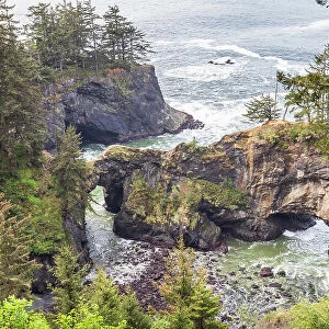 Natural Bridges Viewpoint, Oregon, USA. View of the Natural Bridges on the Oregon coast. Date: 30-04-2021