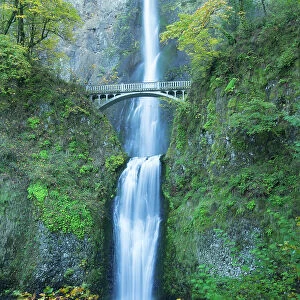 Oregon, Columbia River Gorge National Scenic Area, Multnomah Falls Date: 29-10-2020