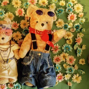 Teddy Bear - x2 teddies in flowers