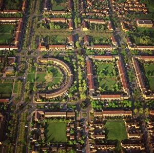 Towns Collection: Aerial veiw England - Milton Keynes, housing and gardens