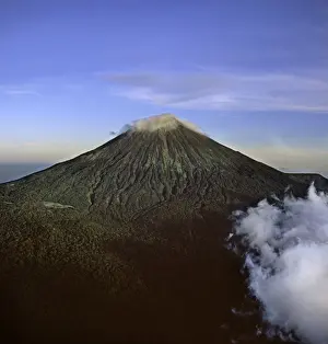 Aerial view of the Great Rift Valley, East Africa: Mount Karisimbi, an inactive (dormant) volcano in the Virunga Mountains on the border between Rwanda and the Democratic Republic of Congo (DRC)