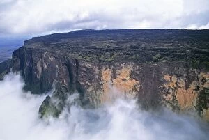 Images Dated 13th October 2009: Aerial view of Mount Kukenaam (Kukenan, Kukenan, Cuguenan), eastern cliff, Venezuela, South America