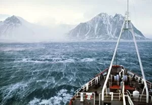 Antarctic - high wind from glacier over sea