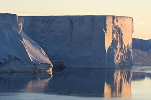 Images Dated 13th September 2011: Antarctica, Weddell sea. Sun reflecting
