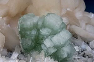 Images Dated 4th February 2006: Apophylite (green) and Stilbite (pink) - Jalgaon District - India