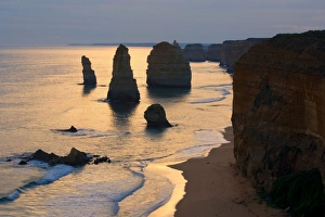 Images Dated 24th April 2008: Twelve Apostles sunset - setting sun over the sandstone rock formations of famous Twelve Apostels