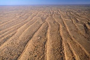 Images Dated 28th July 2004: Australia Simpson Deser. Dunefields. Sand dunes & claypans in interdune corridors