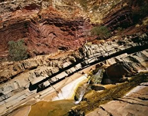 Images Dated 26th July 2004: Australia South Fortescue river flows through ironstone strata