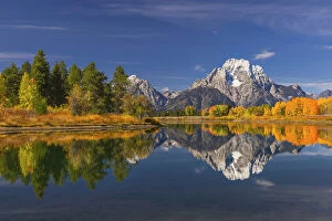 Images Dated 29th December 2021: Autumn view of Mount Moran and Snake River, Grand Teton National Park, Wyoming Date: 28-09-2020