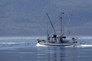 Images Dated 10th September 2007: bateau de peche au saumon dans le Johnstone strait¬† en Colombie britannique bateau de peche au