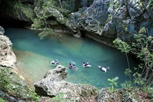 Images Dated 27th January 2010: Belize, tubing in Roaring Creek