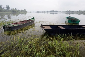 Images Dated 6th August 2007: Boats in water - Lac du Der Chantecocq - enormous reservoir in Seine Valley, near Troyes