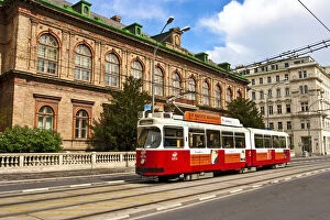 Cable Gallery: Cable car moving down the Ringstrasse of