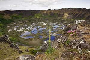 Images Dated 29th October 2004: Caldera of Rano Kau volcano, 1.6 km across with