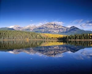 Images Dated 16th September 2005: Canada - Lake Patricia and Mount Pyramid in Alberta Jasper National Park
