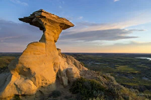 Badlands Gallery: Caprock sandstone badlands formation near