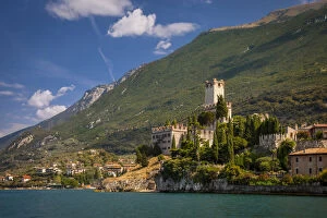 Images Dated 19th March 2014: Castel Scaligero, along the shore of Lake