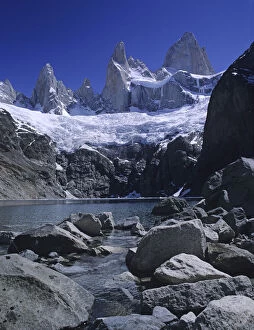 Images Dated 26th October 2009: Cerro Fitzroy from Laguna Sucia, Los Glaciares