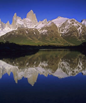 Images Dated 26th October 2009: Cerro Fitzroy at sunrise with reflection