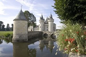 Images Dated 23rd September 2005: Chateau of Sully-sur-Loire, France - Towers of the classic medieval fortress of Chateau of