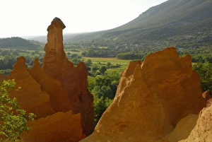 Images Dated 12th May 2007: Colorado Provencal - Rustrel - France